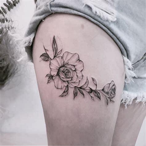 Tatuagem flores coxa